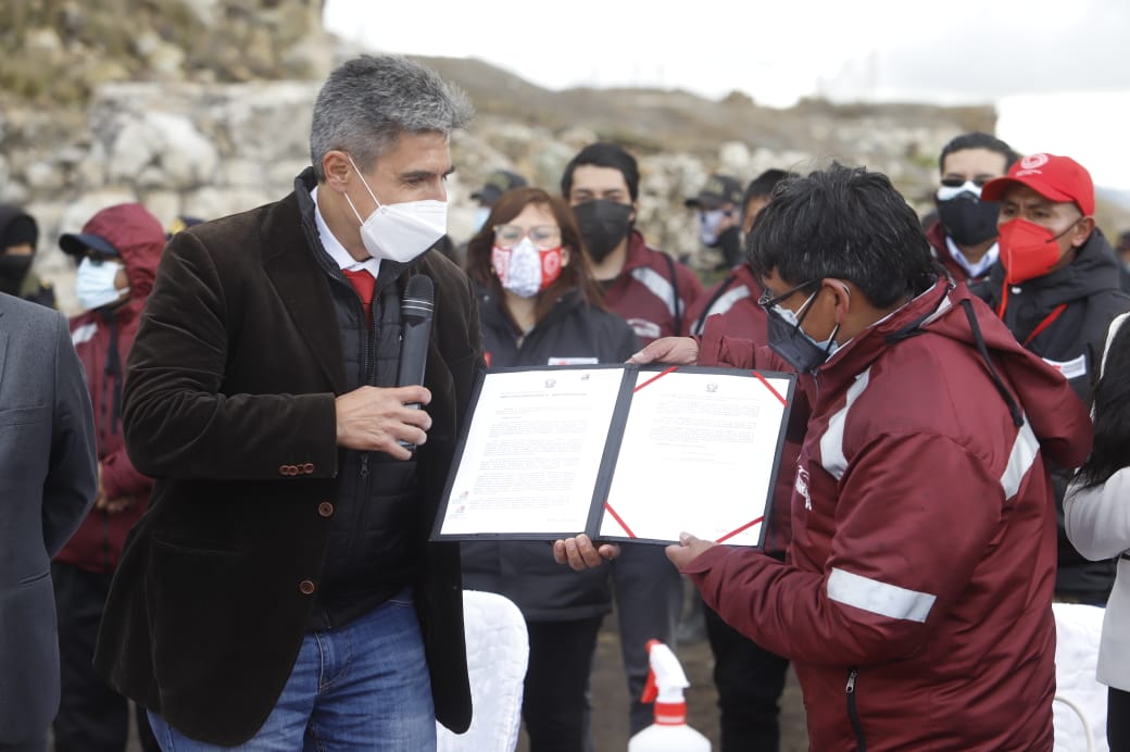 Ministro de Cultura entregó resolución de Patrimonio Cultural de la Nación a los vestigios de la Fundición de Tinyahuarco