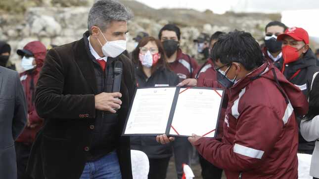 Ministro de Cultura entregó resolución de Patrimonio Cultural de la Nación a los vestigios de la Fundición de Tinyahuarco