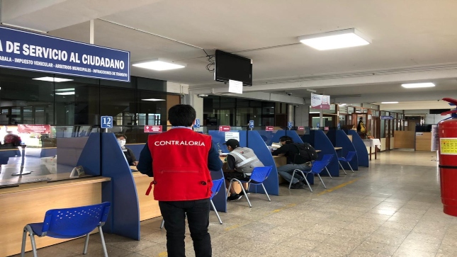 Imagen JPG de colaborador de la Contraloría supervisando el centro de atención de la Municipalidad Provincial de Arequipa.