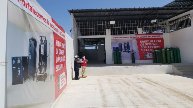 Imagen JPG de colaborador de la Contraloría supervisando planta del hospital de Apoyo II-2 Sullana, Piura.