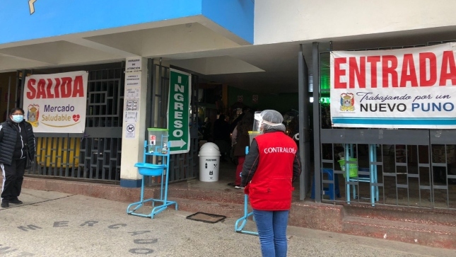 Imagen JPG de colaborado de la Contraloría supervisando mercados de Puno y Ayaviri.