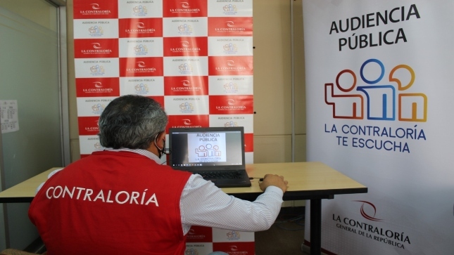Imagen JPG de colaborador de la Contraloría sentado en su oficina y participando en la Audiencia Pública Virtual “La Contraloría Te Escucha” Lambayeque desde su laptop.