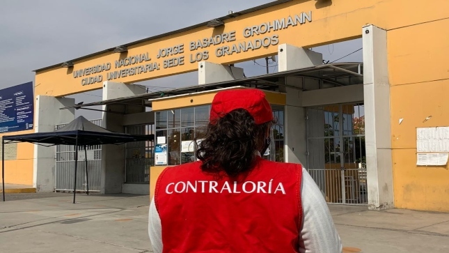 Imagen JPG colaborador de la Contraloría mirando la fachada de la Universidad Nacional Jorge Basadre Grohmann en Tacna.
