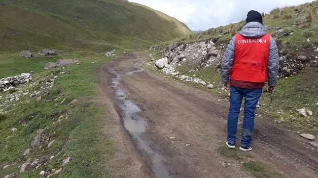 Imagen JPG colaborador de la Contraloría supervisando caminos vecinales en Pallasca, Áncash.