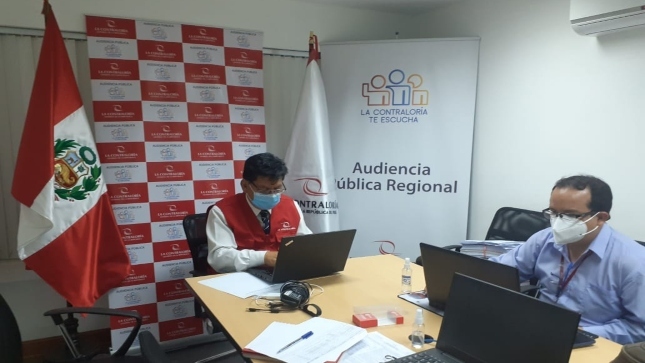 Imagen JPG de colaboradores de la Contraloría sentados en una mesa participando desde sus laptops en la Audiencia Pública virtual “La Contraloría te escucha” en Piura.