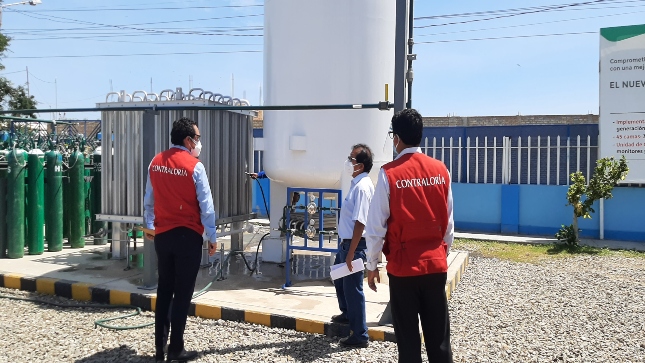 Imagen JPG de colaboradores de la Contraloría junto a otra persona supervisando abastecimiento de oxígeno medicinal en hospital II de Talara.