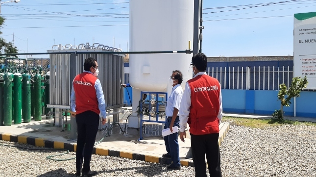 Imagen JPG de colaboradores de la Contraloría junto a otra persona supervisando abastecimiento de oxígeno medicinal en hospital II de Talara.