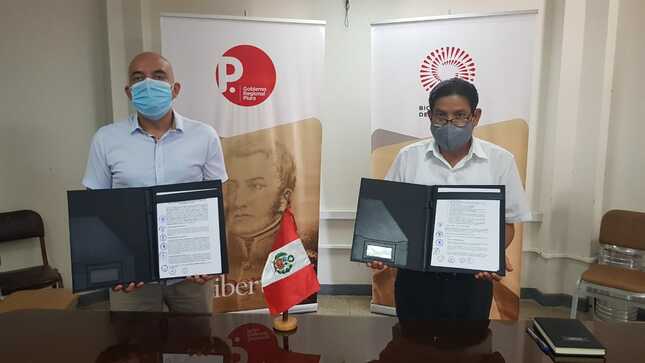Autoridades en el firma de convenio