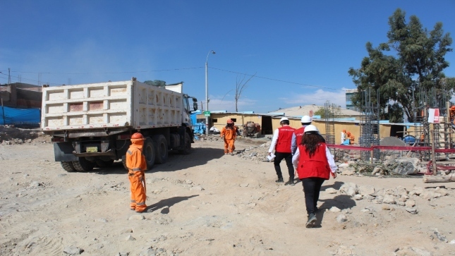 Imagen JPG de colaboradores de la Contraloría junto a otras personas supervisando obra de construcción.