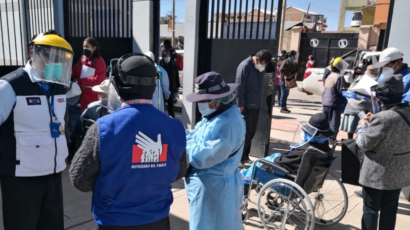 Fotos de personas con síndrome Down haciendo fila para ser vacunados