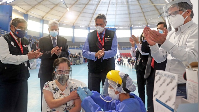Presidente dela República, la Primera Ministra y el ministro de Salud participan en la vacunación de las personas con síndrome de Down.