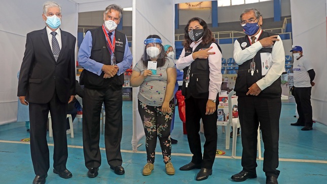 Autoridades del Ejecutivo presentes en el inicio de la vacunación.