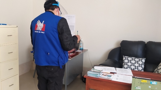 Foto de comisionado de la Defensoría del Pueblo en una oficina