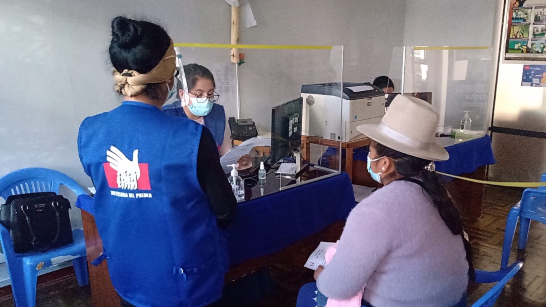 Foto de mujer comerciante en oficina defensorial