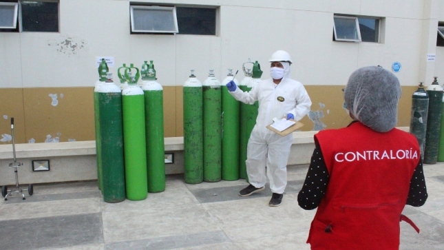 Imagen JPG de colaboradora de la Contraloría supervisando planta de oxígeno.