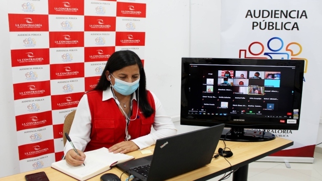 Imagen JPG de colaboradora de la Contraloría sentado en su escritorio participando en la Audiencia Pública Virtual “La Contraloría te escucha” Moquegua.