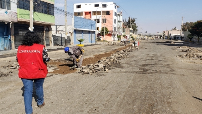 Imagen JPG de colaboradora de la Contraloría supervisando obra e mejoramiento de la céntrica avenida Cuzco, a cargo de la Municipalidad Provincial de Tacna.