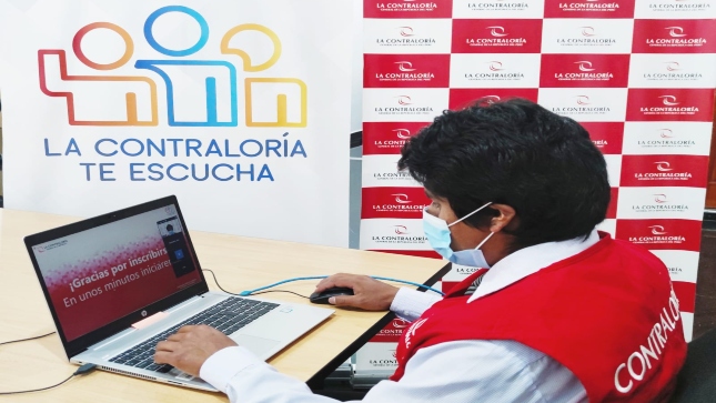 Imagen JPG de colaborador de la Contraloría sentado en su escritorio participando de la Audiencia Pública Virtual Quispicanchis en Cusco.