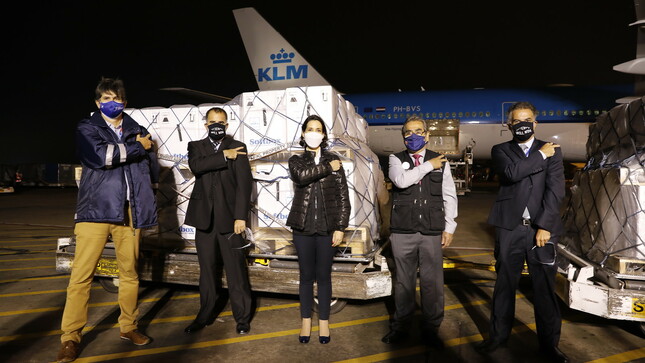 Fotos con ministros recibiendo las 700 mil vacunas