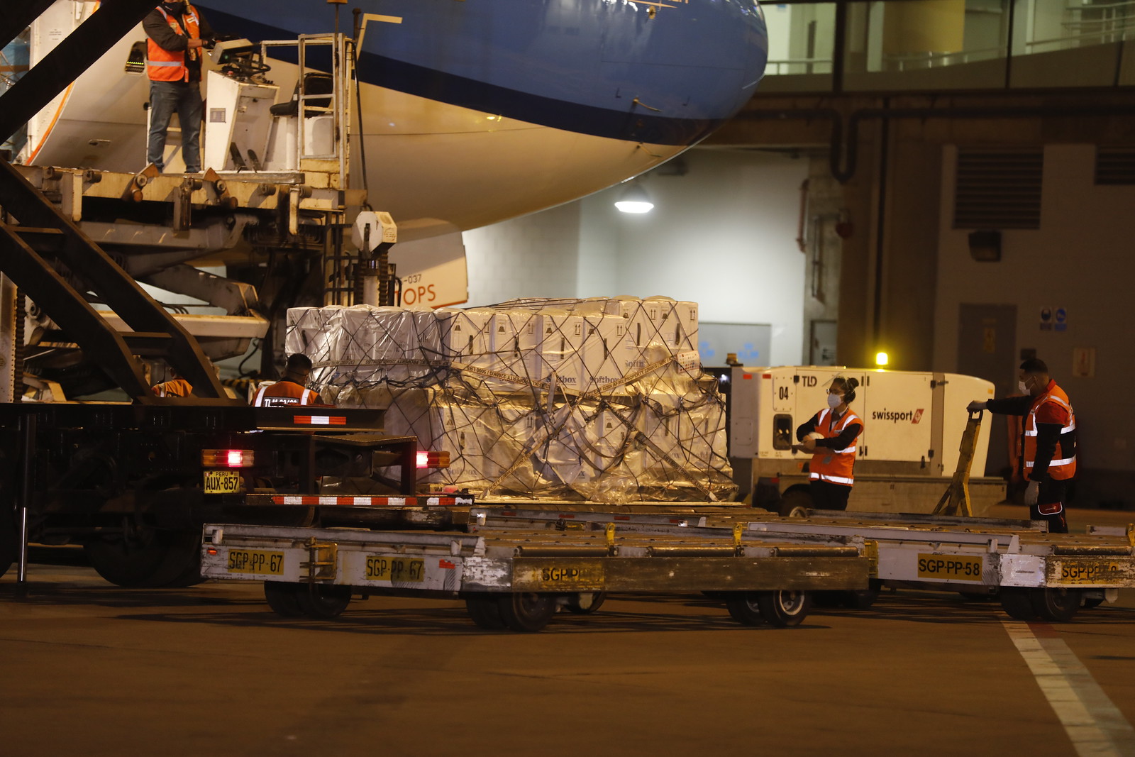 700 vacunas bajan del avión