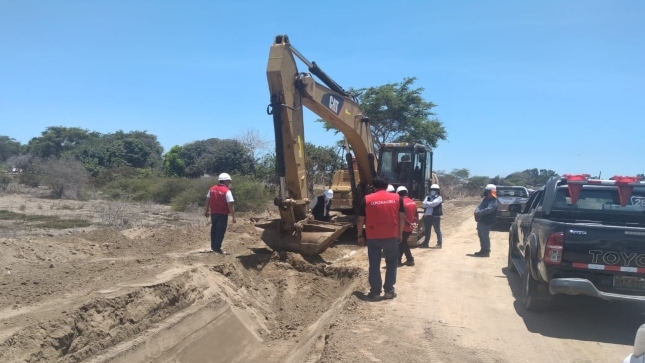 Imagen JPG de colaboradores de la Contraloría supervisando obra en Cajamarca.
