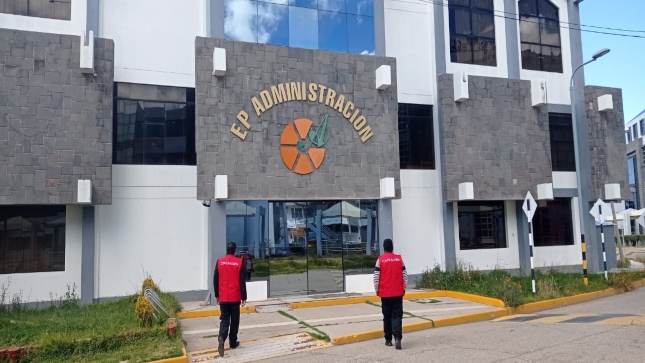 Imagen JPG de dos colaboradores de la Contraloría en los exteriores de la Universidad Nacional del Altiplano Puno.