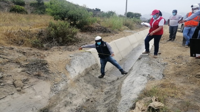 Imagen JPG de colaboradores de la Contraloría y de otras personas supervisando canal de regadío en Áncash.