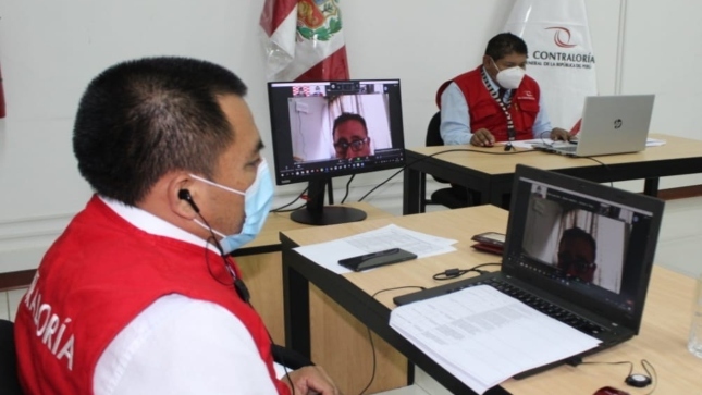 Imagen JPG de colaboradores de la Contraloría sentados en sus escritorios dentro de una oficina participando en la Audiencia Pública Virtual “La Contraloría te Escucha” Lima provincias.
