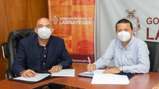 En la foto el presidente del Consejo Nacional para la Integración de la Persona con Discapacidad - CONADIS, Eco. Marco Antonio Gamarra La Barrera,  y el Gobernador Regional de Lambayeque Abg. Luis Díaz Bravo firman un Convenio