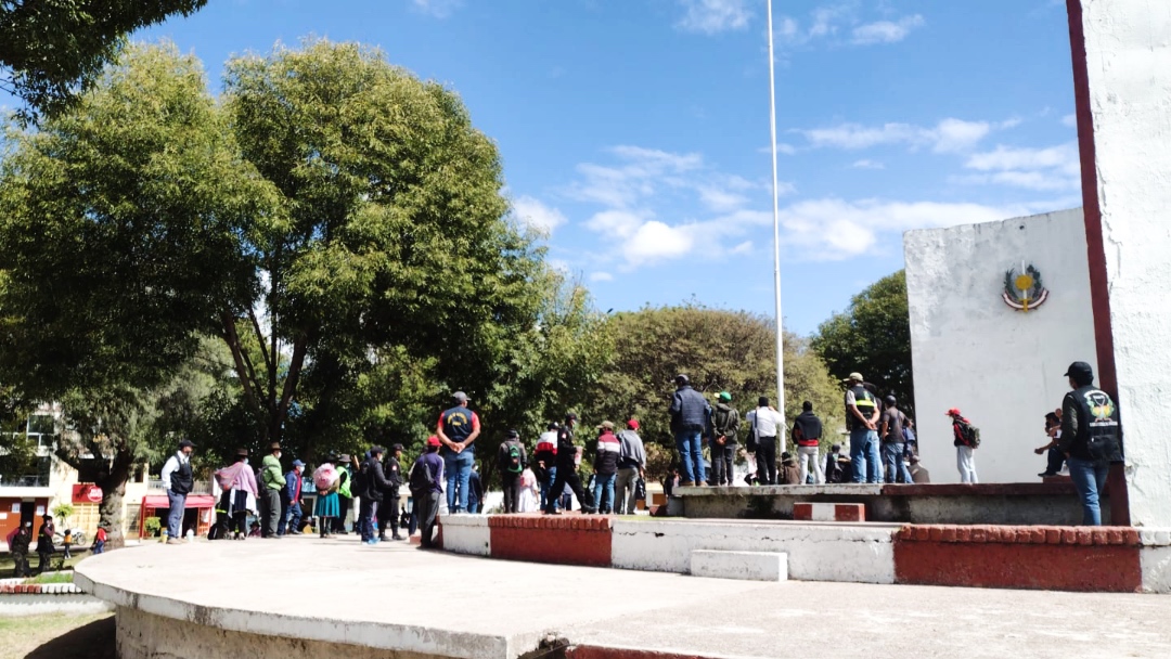 Foto de reunión pública de integrantes de los comités de autodefensa en plaza de Ayacucho