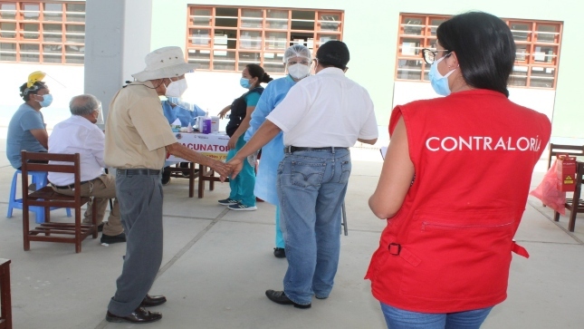 Imagen JPG de colaboradora de la Contraloría supervisando vacunación de adultos mayores en Lambayeque.