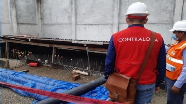 Imagen JPG de colaborador de la Contraloría supervisando obras de infraestructura en Loreto.