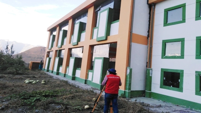 Imagen JPG de colaborador de la Contraloría supervisando complejo educativo de Ocoro en Huancavelica.