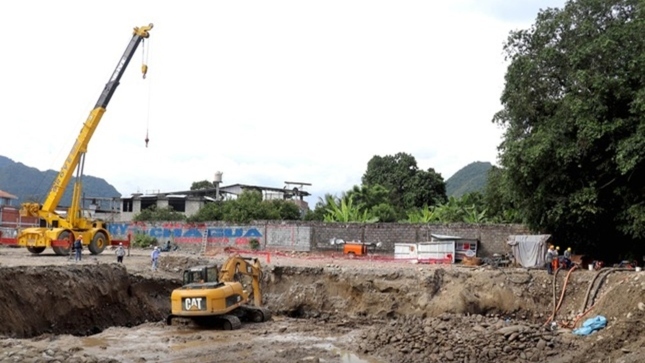 Imagen JPG de maquinaria pesada en medio de una obra de construcción de puente Tingo María, Huánuco.