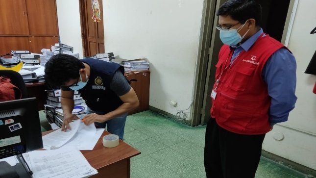 Imagen JPG de colaborador de la Contraloría junto a un fiscalizador supervisando oficinas del Gobierno Regional de Piura.