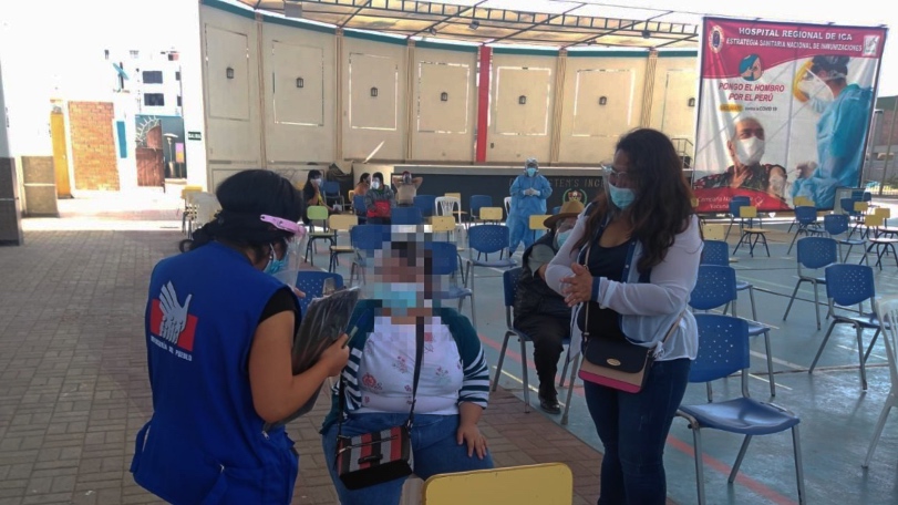 Foto de persona con síndrome de Down vacunandose