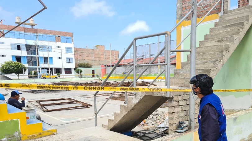 Foto de representante de la Defensoría del Pueblo en local de votación