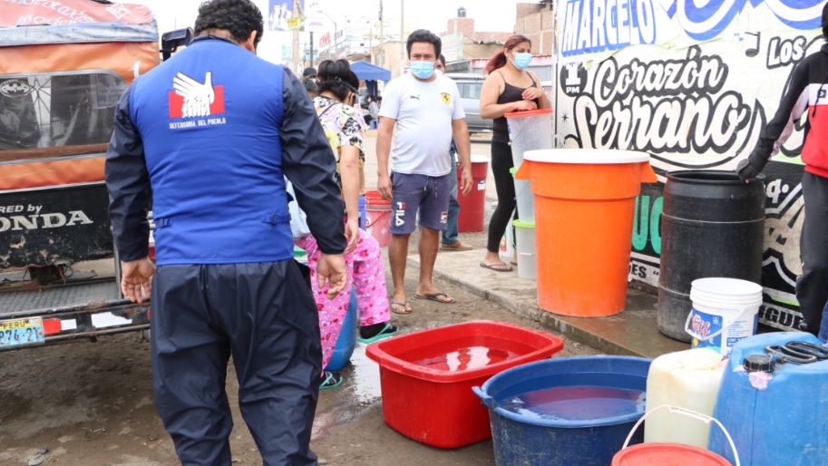 Foto de personas recogiendo agua en la vía