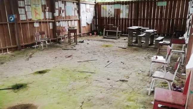 Foto de aula precaria en comunidad indígena
