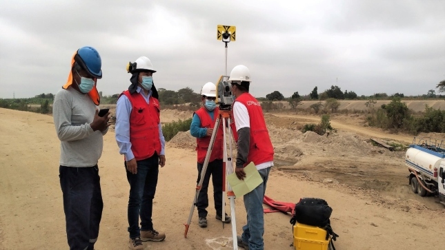 Imagen JPG de colaboradores de la Contraloría junto a otras personas supervisando obra del Proyecto Puyango Tumbes.
