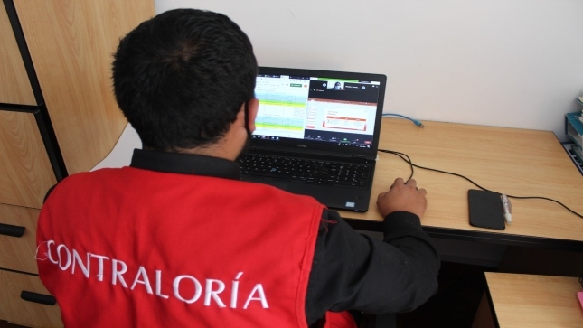 Imagen JPG de colaborador de la Contraloría sentado y participando a través de su laptop en la Audiencia Pública Virtual “La Contraloría te escucha” Puno. 