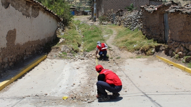 Imagen JPG de colaboradores de la Contraloría midiendo con cinta métrica  una pista de la Municipalidad Distrital de Cayara en Ayacucho.