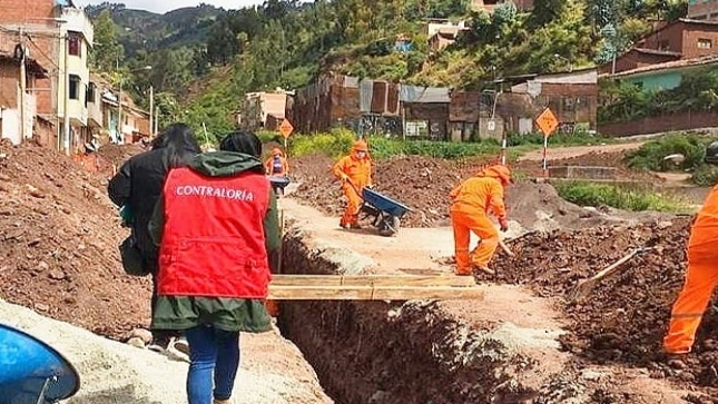 Imagen JPG de colaboradores de la Contraloría supervisando obra de colectores en quebrada de Shapy en Cusco.