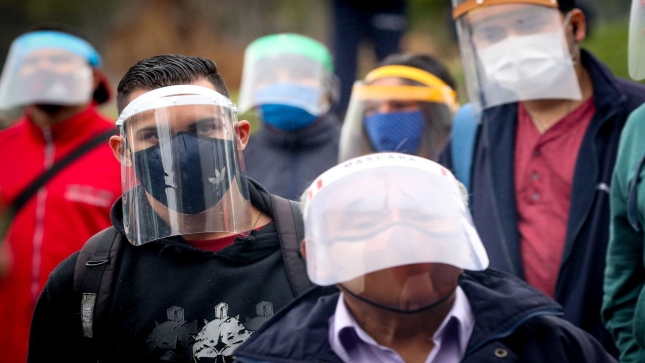 Imagen JPG de varios personas utilizando escudos faciales contra la COVID-19.