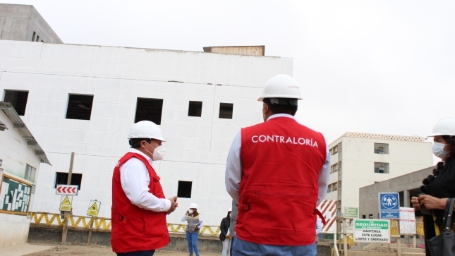 Archivo JPG de colaboradores de la Contraloría supervisando obras y equipamiento del Hospital Unanue de Tacna.