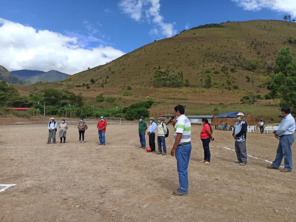Entrega de cancha de fútbol reglamentaria a asociación de productores de Cochapampa - Hatun Pampa