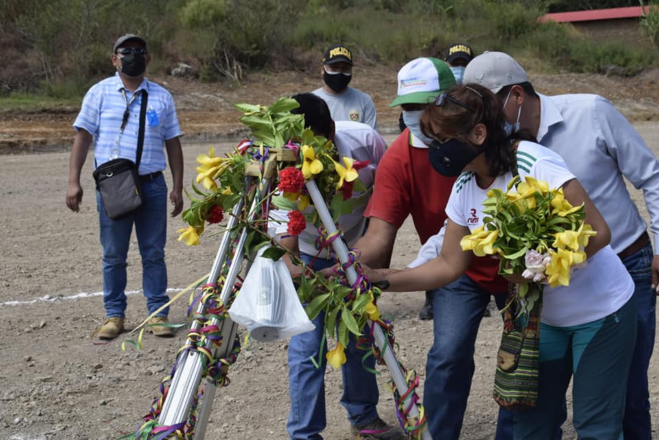 Entrega de cancha de fútbol reglamentaria a asociación de productores de Cochapampa - Hatun Pampa