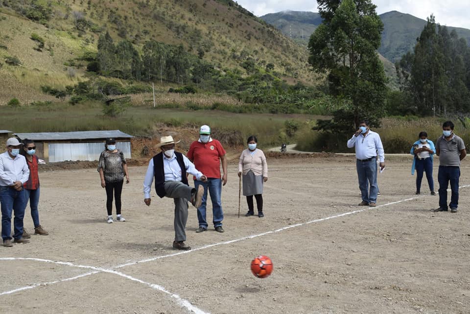 Entrega de cancha de fútbol reglamentaria a asociación de productores de Cochapampa - Hatun Pampa
