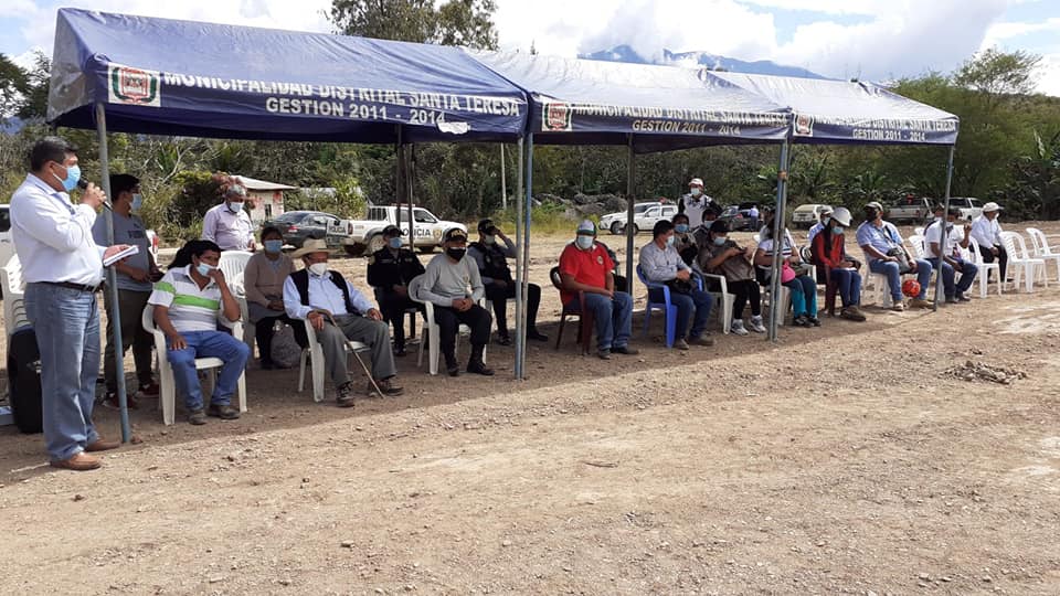 Entrega de cancha de fútbol reglamentaria a asociación de productores de Cochapampa - Hatun Pampa