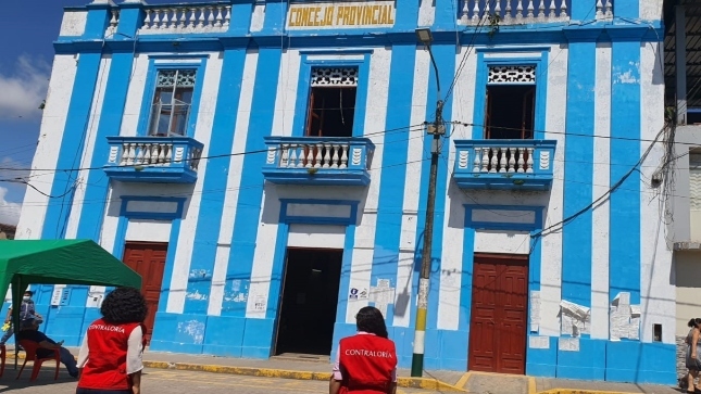 Imagen JPG de dos colaboradores de la Contraloría mirando la fachada de la Municipalidad Provincial de Alto Amazonas en Loreto.